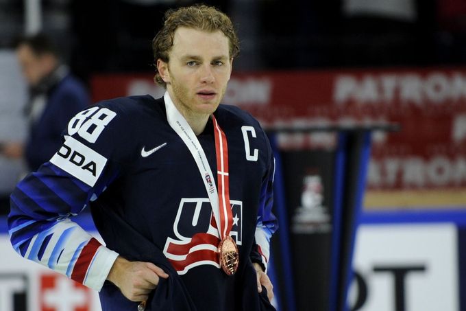 Americký kapitán kapitán Patrick Kane s bronzovou medailí.