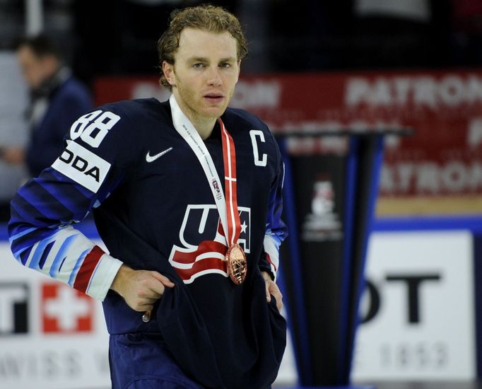 Americký kapitán kapitán Patrick Kane s bronzovou medailí.