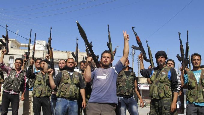 Příslušníci Svobodné syrské armády kontrolují řadu míst v zemi.