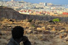 "Když se dotknu plotu, cítím se svobodný." Afričtí běženci riskují život a přelézají do Španělska
