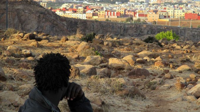 Španělské město Melilla leží na pobřeží severní Afriky. Masivní plot je pro africké uprchlíky poslední překážkou před cílem – životem v Evropě.