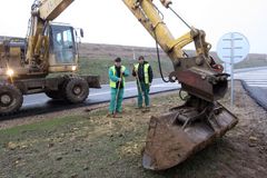 Opravy silnice ve Velkých Karlovicích skončí už letos