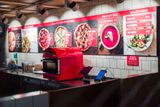 Během čekání může zákazník sledovat pizzaře, který mu jídlo připraví. V nabídce restaurace jsou ovšem k mání také dezerty, polévky a saláty nebo snídaně.