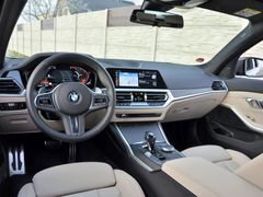Interiér BMW je špičkový, ergonomie na jedničku. Vadí jen horší výhled přes široké A-sloupky.