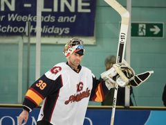 Petr Čech toho jako hokejový brankář nejvíc odchytal za Guildford Phoenix ze čtvrté nejvyšší britské ligy.