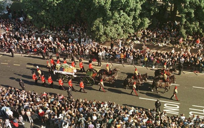 Smuteční průvod s rakví s ostatky princezny z Walesu Diany.  Londýn, 6. 9. 1997.