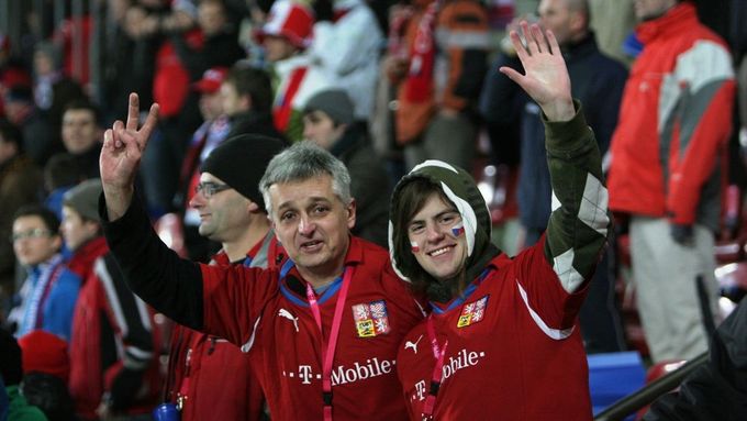 Čeští fanoušci věří, že v úterý budou v Podgorici slavit postup českého týmu na Euro