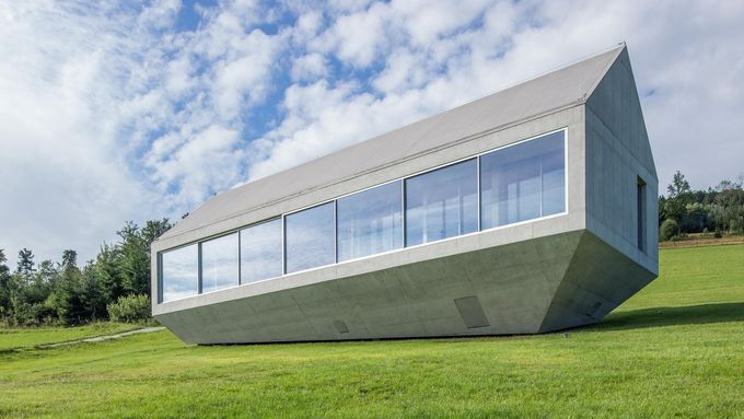Nejlepší rodinný dům na světě stojí v Polsku. Má střechu nahoře i dole a je celý z betonu