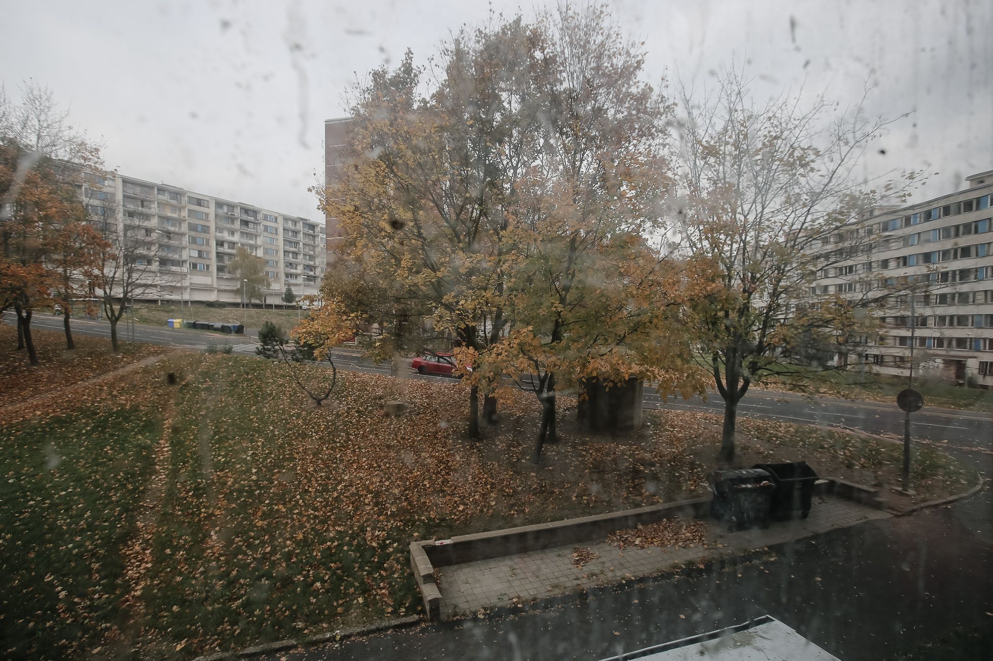 Sídliště Janov, Litvínov, 22.10.2018 - (polo)opuštěné a vybydlené domy, vytlučená okna