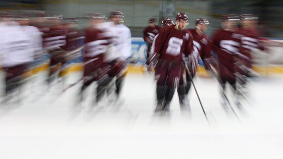 Extraligové týmy se už pilně připravují na novou sezonu, podívejte se s námi, jak dnes na ledě trénovali hráči Sparty, Třince i brněnské Komety.