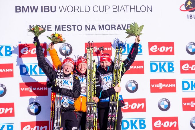 Biatlon, SP NMNM,sprint Ž: Franziska Hildebrandová, Laura Dahlmeierová a Veronika Vítková