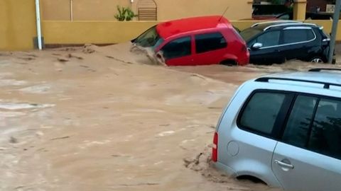 Povodeň si hrála s auty jako děti s modely. Záplavy sužují jih Španělska