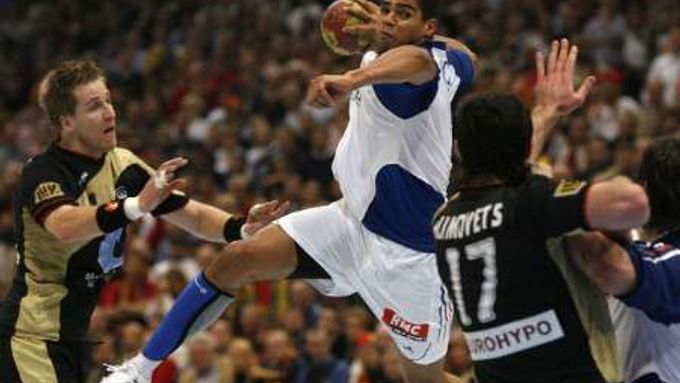 Francouz Daniel Narcisse (v bílém) se snaží střílet tísněný Oliverem Roggischem (vlevo) a Andrejem Klimovetsem z Německa.