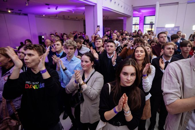 Danuši Nerudovou ve volebním štábu podpořili mladí dobrovolníci.