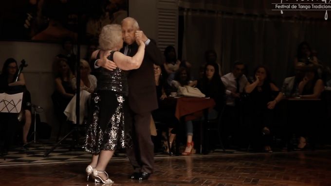 Klobouk dolů. Tanečníkovi je 90 let, partnerka je o osm let mladší. Stále soutěží v tangu.