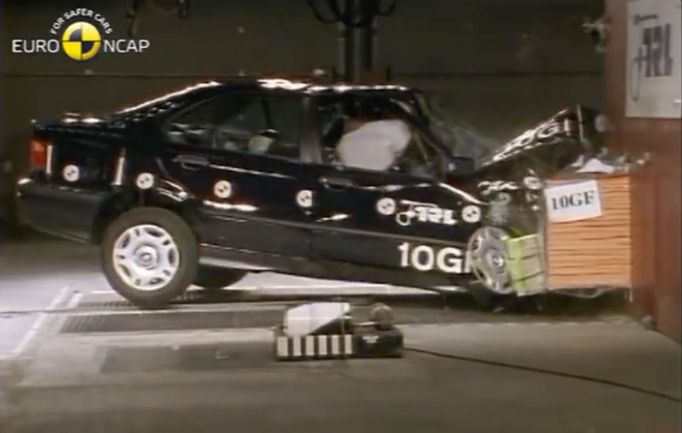 Crash test BMW řady 3 z roku 1997