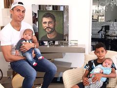 Cristiano Ronaldo se synem Cristianem a dvojčaty Evou a Matteem