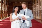 Princ Harry a jeho žena Meghan poprvé ukázali malého syna, jmenuje se Archie
