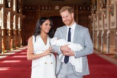 Princ Harry a jeho žena Meghan poprvé ukázali malého syna, jmenuje se Archie