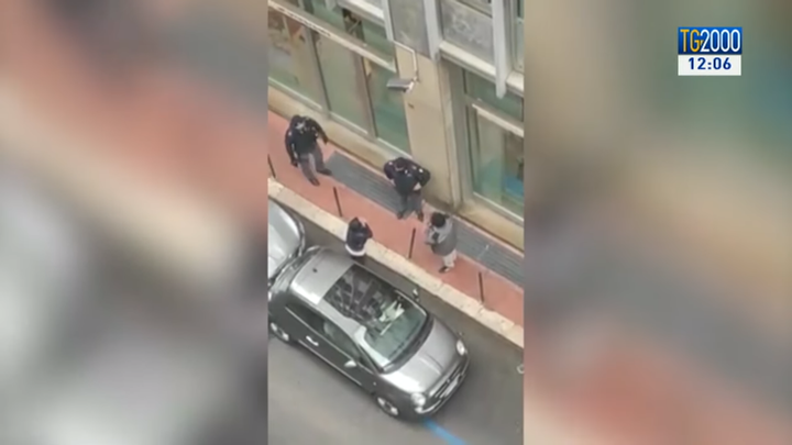 "Už nemáme peníze." Italové jsou po týdnech v karanténě zoufalí