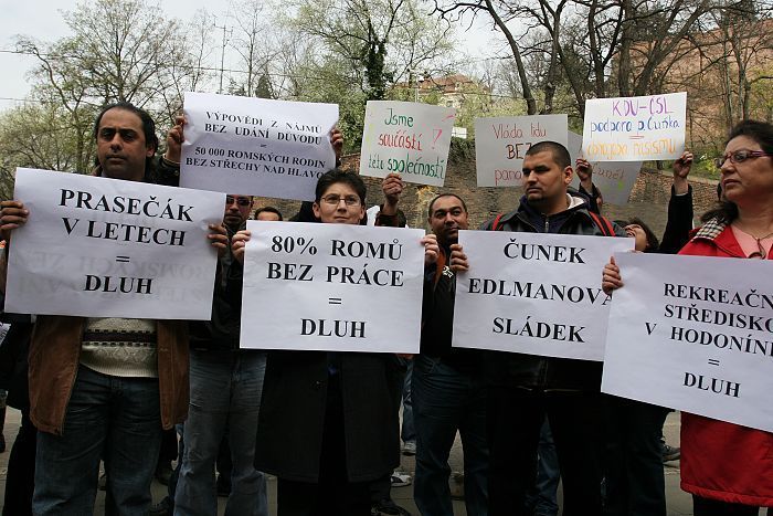 Demonstrace Romů za odstoupení Jiřího Čunka před Úřadem vlády