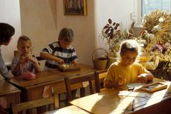 Bez známek a úkolů. Obliba alternativních škol stoupá. Jsou vhodné pro každé dítě?
