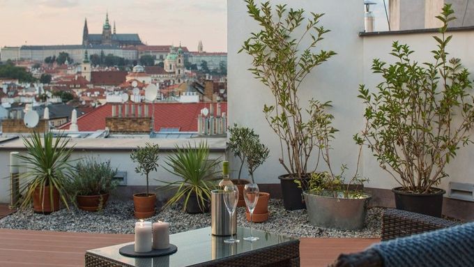 O cenu Interiér roku soutěží mezonetový byt na Smíchově s unikátním výhledem na Prahu