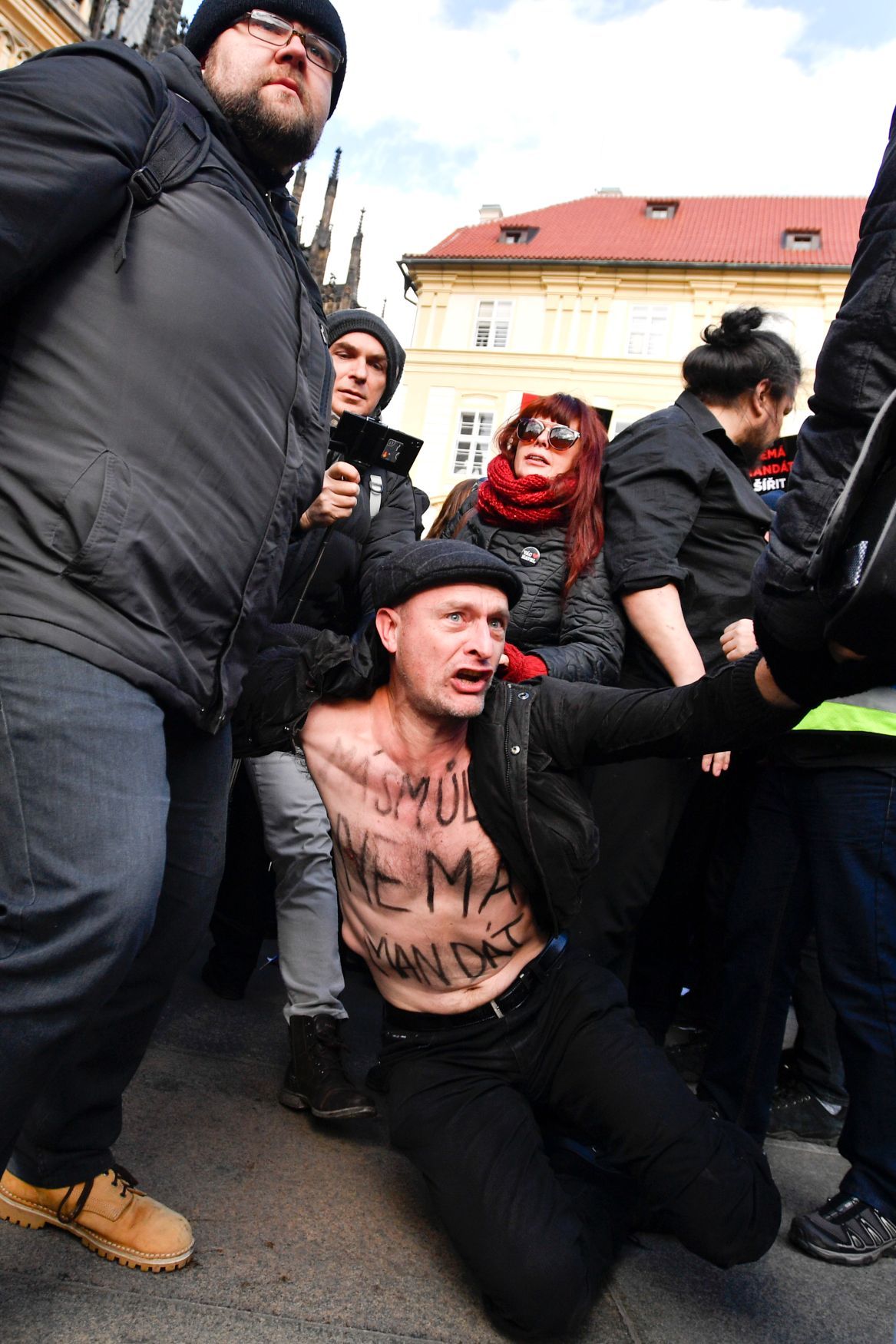 Inaugurace prezidenta Miloše Zemana - dění před Hradem, protesty i oslavy