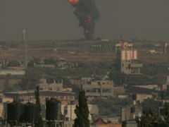 Kouř a plameny po přistání izraelských raket v pásmě Gazy.