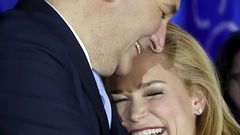 Ted Cruz slaví vítězství v primárkách ve Wisconsinu se svou ženou Heidi