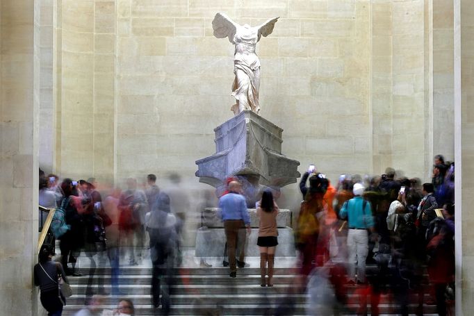 K nejoblíbenějším dílům v Louvru patří socha Niké Samothrácké. Pochází z 2. století před naším letopočtem.