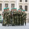 Vojáci Hradní stráže pochodují po Hradčanském náměstí