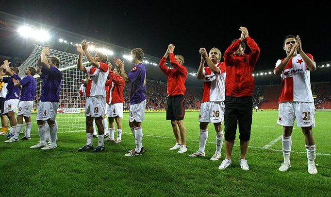 Poražení hráči Slavie Praha děkují hlasitě povzbuzujícím fanouškům na domácím hříšti v Edenu.