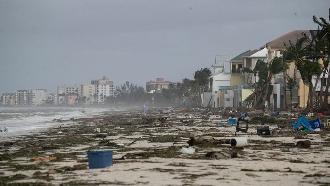 Pláž Bonita na Floridě poté, co se po ní prohnal hurikán Ian.