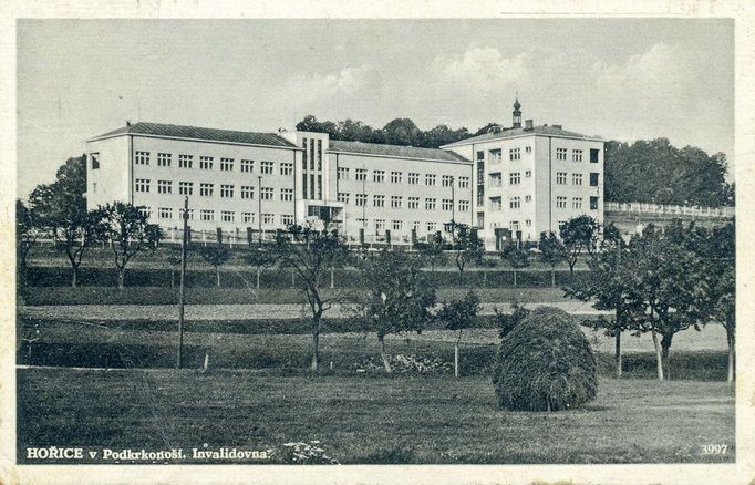 Zbývající invalidé sem byli přestěhováni roku 1935. Zde můžete vidět, jako vypadala nová invalidovna v Hořicích. Dnes je zde umístěn domov důchodců.