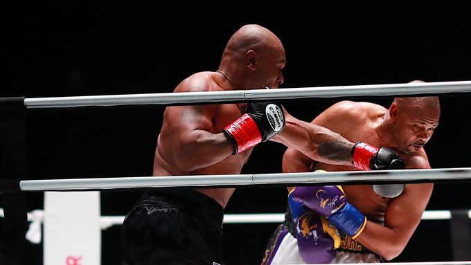 Roy Jones (vlevo) a Mike Tyson s pásy WBC Frontline Belt po remíze v exhibičním duelu.