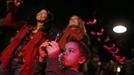 Jaidon Santos-Volpe is joined by his two mothers Mercedes Santos (L) and Theresa Volpe as they watch a performance by Jaidon's sister Ava (not in picture) at the "Beat Kitchen" in Chicago, Illinois, February 24, 2013. Santos and Volpe are a same-sex couple raising two of their biological children as they struggle to get same-sex marriages passed into law in Illinois. Picture taken February 24, 2013. REUTERS/Jim Young (UNITED STATES - Tags: SOCIETY) Published: Bře. 25, 2013, 6:07 odp.