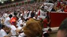 A wild cow leaps over a group of revellers following the third day of the running of the bulls at the bullring during the San Fermin festival in Pamplona July 9, 2012. Various runners suffered light injuries in a run that lasted two minutes and twenty-eight seconds, according to the Navarran government press office. REUTERS/Joseba Etxaburu (SPAIN - Tags: ANIMALS SOCIETY) Published: Čec. 9, 2012, 10:05 dop.