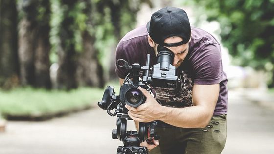 Kameraman a fotograf Jan Trnka při práci.