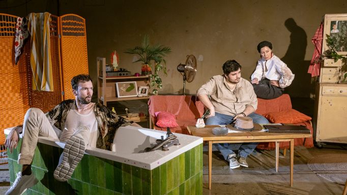 Scéna inscenace Město světla využívá hnědou, granátově zelenou a rudou barvu.