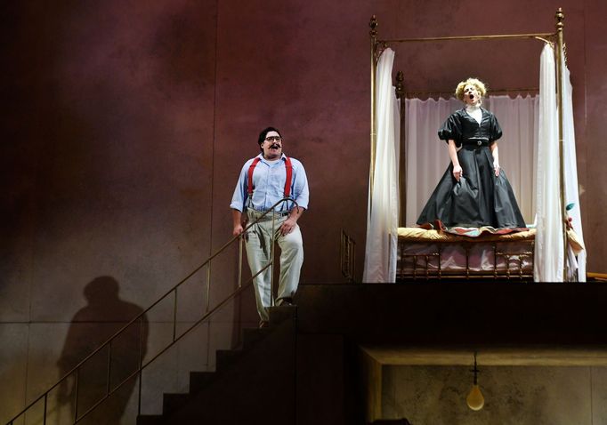 Adam Plachetka v roli Figara a Arnheidur Eiríksdóttir jako Rosina.