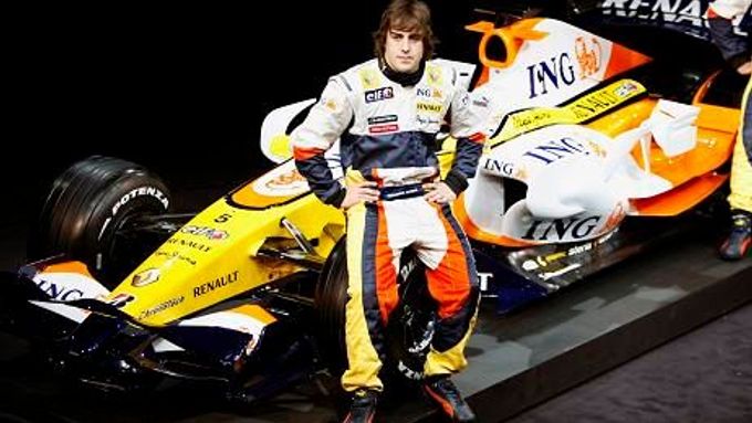 Fernando Alonso pózuje s novým monopostem Renaultu. Příliš mu ale nevěří.