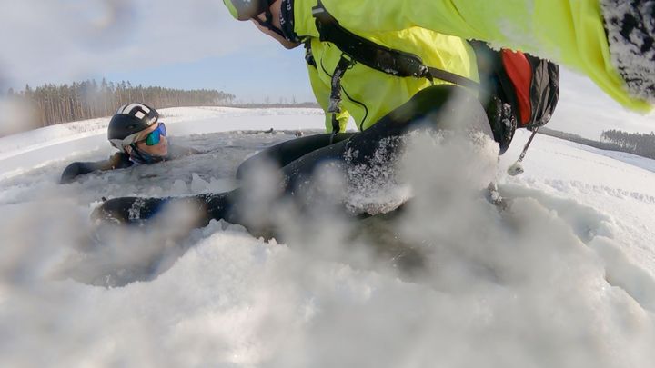 Čeští cyklisté se propadli na zamrzlém jezeře. Dramatické video sdílel britský bulvár