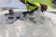 Čeští cyklisté se propadli na zamrzlém jezeře. Dramatické video sdílel britský bulvár