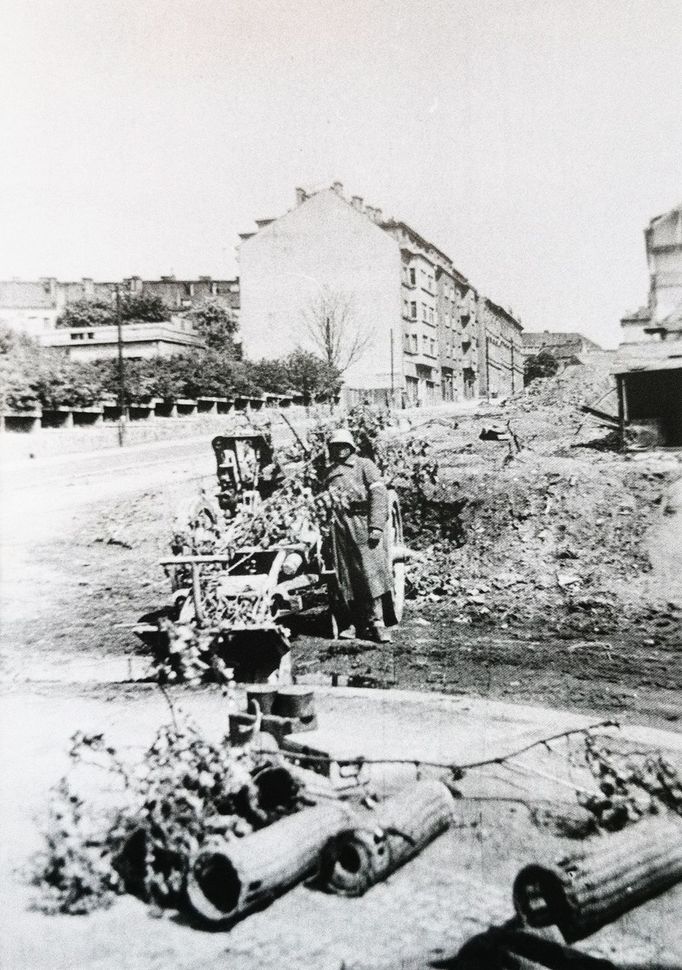 Řevnice, 6. května 1945. Příjezd kolony nákladních automobilů s příslušníky 1. pěšího pluku ROA na náměstí Victoria (dnes Krále Jiřího z Poděbrad).