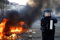 Macron obešel parlament a protlačil reformu důchodů, lidé dál protestují a stávkují