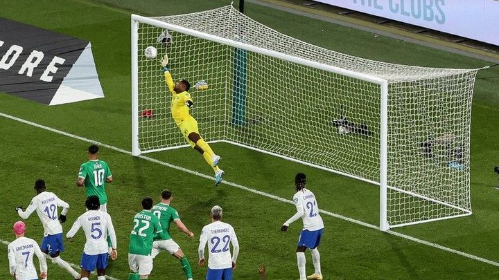 "Neuvěřitelný zákrok, důležitější než chycená penalta." Kouče Francie nadchl gólman; Zdroj foto: ČTK