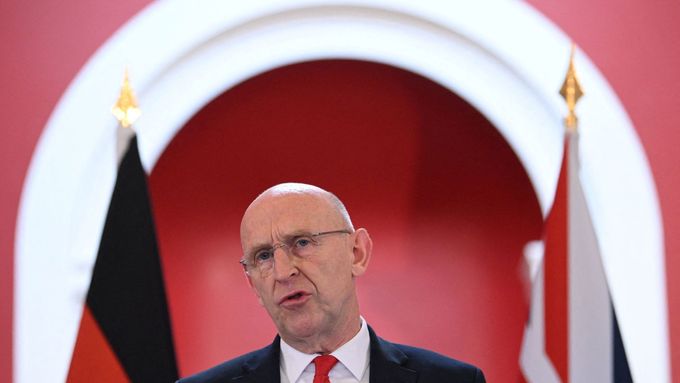 Ministr obrany Spojeného království John Healey.