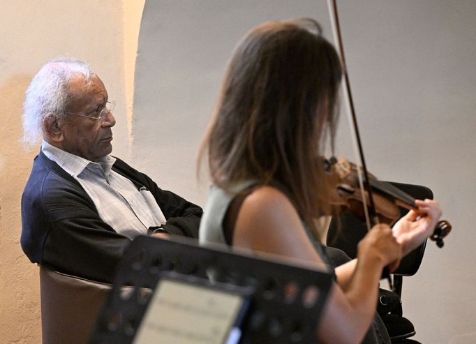 Na snímku z pražské zkoušky opery Trillium X je vlevo skladatel Anthony Braxton.