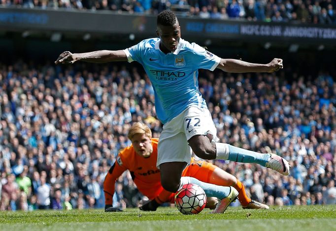 Kelechi Iheanacho rounds Stoke's Jakob Haugaard to score the fourth goal for Manchester Cit